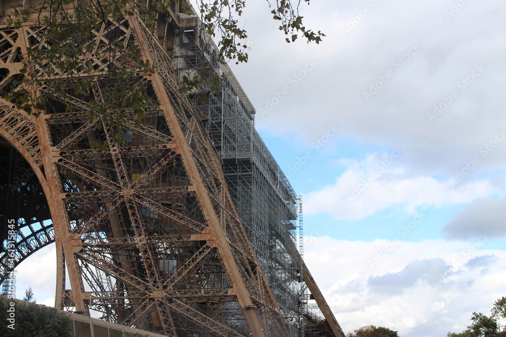 Tour Eiffel en travaux de rénovation