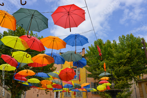 Escadrille de parapluies colorés à Apt (84400), dans le département du Vaucluse en région Provence-Alpes-Côte-d'Azur, France