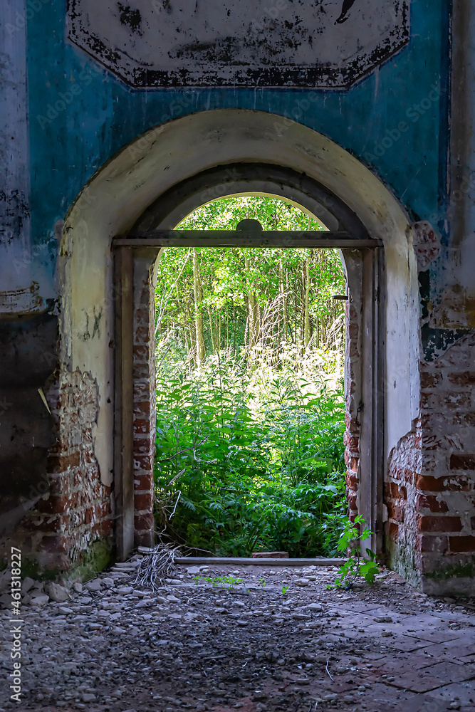 Fototapeta premium the interior of an abandoned Orthodox church