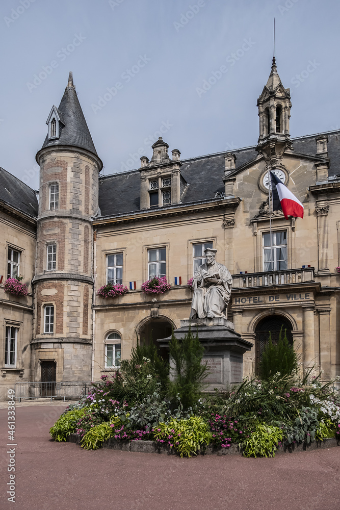 Current Melun Town Hall (Hotel de Ville), combining neoclassical and neo-Renaissance styles, was built between 1846 – 1848. Melun, Seine-et-Marne department, Ile-de-France region, France. Current Melun Town Hall (Hotel de Ville), combining neoclassical and neo-Renaissance styles, was built between 1846 – 1848. Melun, Seine-et-Marne department, Ile-de-France region, France.