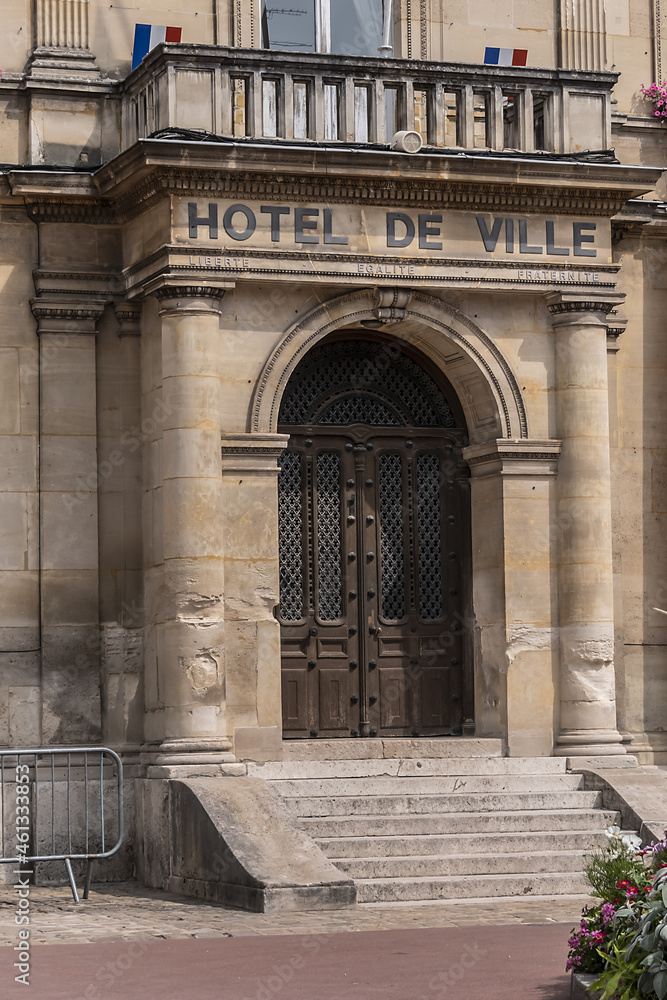 Obraz premium Current Melun Town Hall (Hotel de Ville), combining neoclassical and neo-Renaissance styles, was built between 1846 – 1848. Melun, Seine-et-Marne department, Ile-de-France region, France.