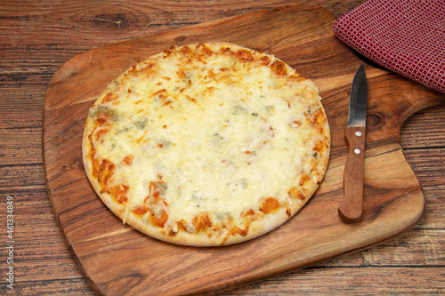pizza aux fromages sur une planche à découper