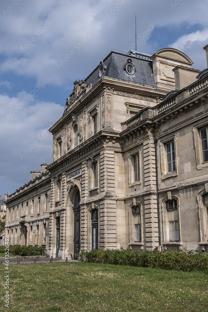 Obraz premium Architectural fragment of the facade of the military school (Ecole Militaire) founded in 1750 in Paris. Cavalry (Cavalerie) building. Paris, France.