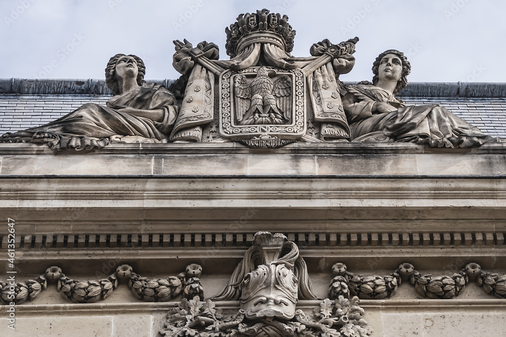 Obraz premium Architectural fragment of the facade of the military school (Ecole Militaire) founded in 1750 in Paris. Cavalry (Cavalerie) building. Paris, France.