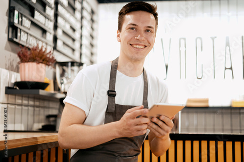 Φωτογραφία An employee counts finances in an online table