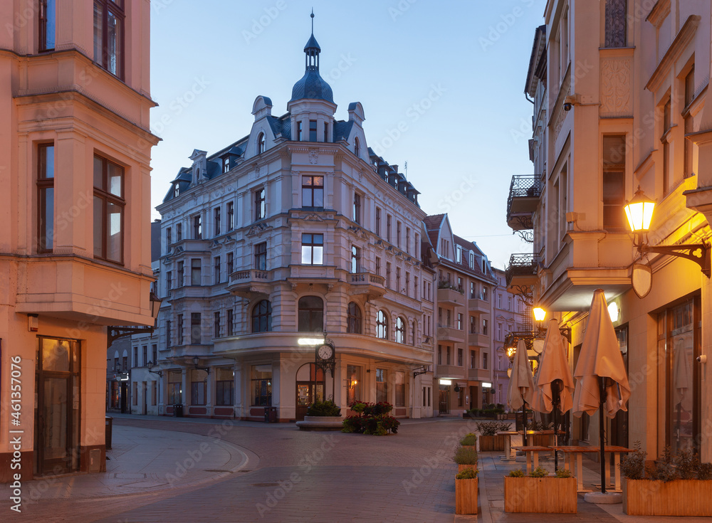 Fototapeta premium Torun. Old market square and town hall at sunrise.