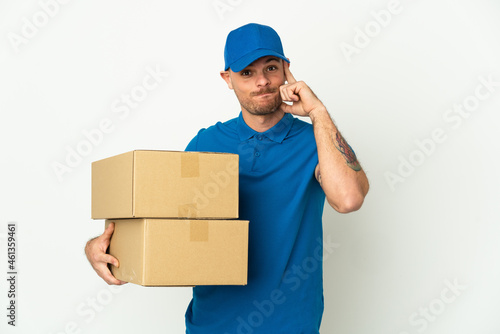 Delivery caucasian man isolated on white background thinking an idea © luismolinero