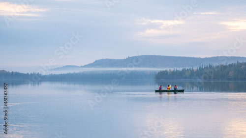 Foto People are boating on Caribou Lake on a fogy morning
