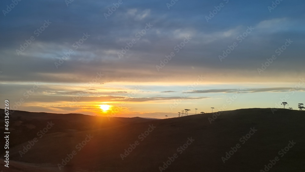 pôr do sol nas montanhas