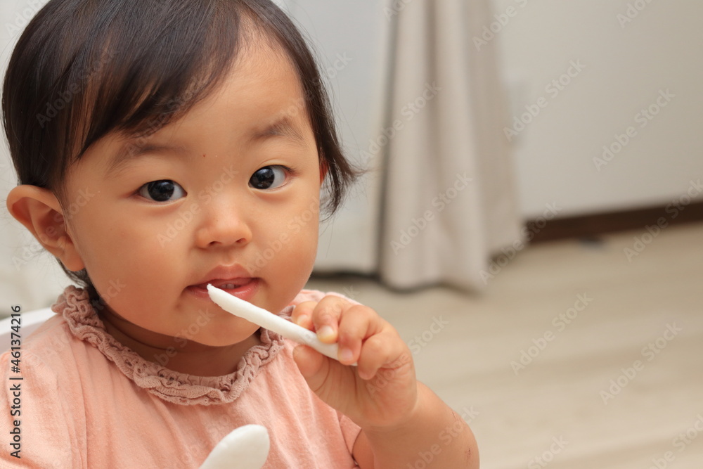おやつを食べる子供