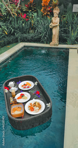breakfast in pool © Andar