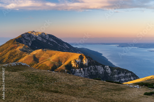 Foto sunrise at lake garda from monte altissimo with view of south side of the lake i
