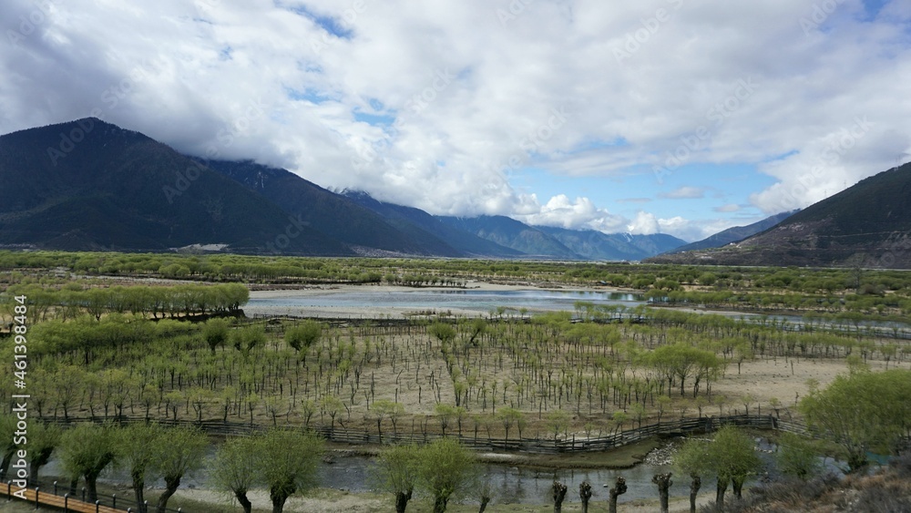 Obraz premium Beautiful Blue Sky Mountain Rock Landscape in Tibet