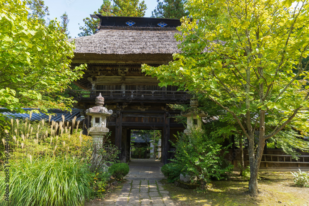 内側から見る貞祥寺の山門／日本長野県佐久市