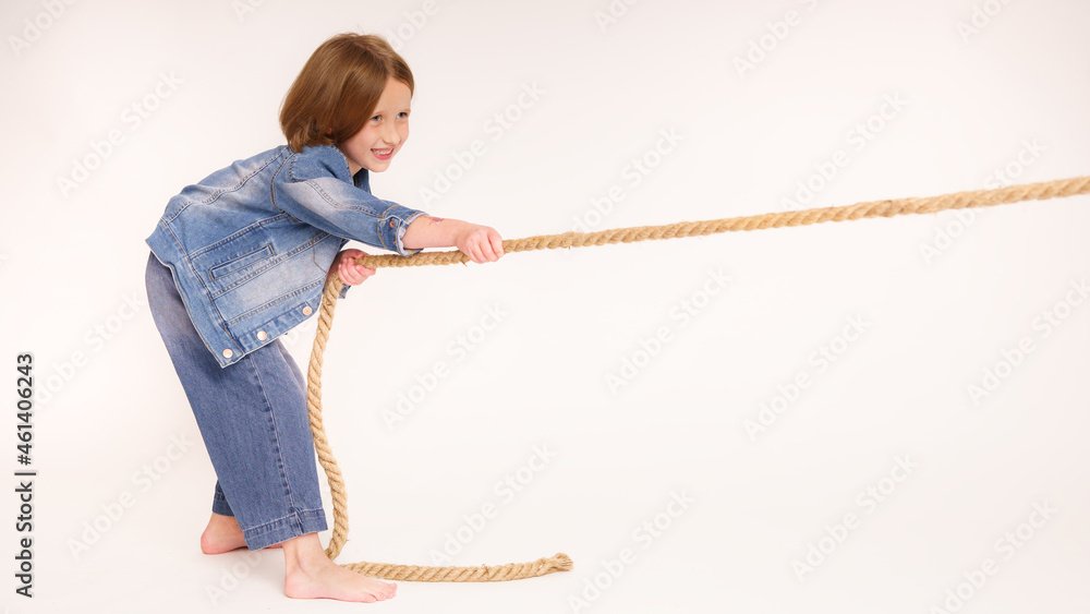 Portrait kleines Mädchen zieht fröhlich an einem Seil, weißer Hintergrund Vs2 Portrait kleines Mädchen zieht fröhlich an einem Seil, weißer Hintergrund Vs2