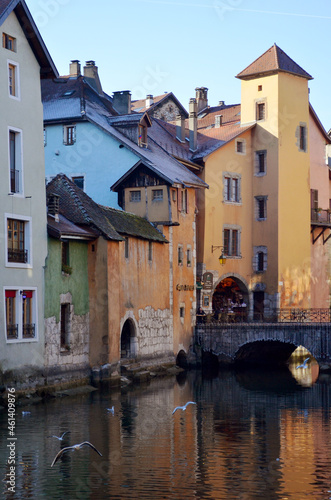 Edificios coloridos antiguos junto al canal en Annecy, Haute-Savoie, Auvergne-Rhône-Alpes, Francia