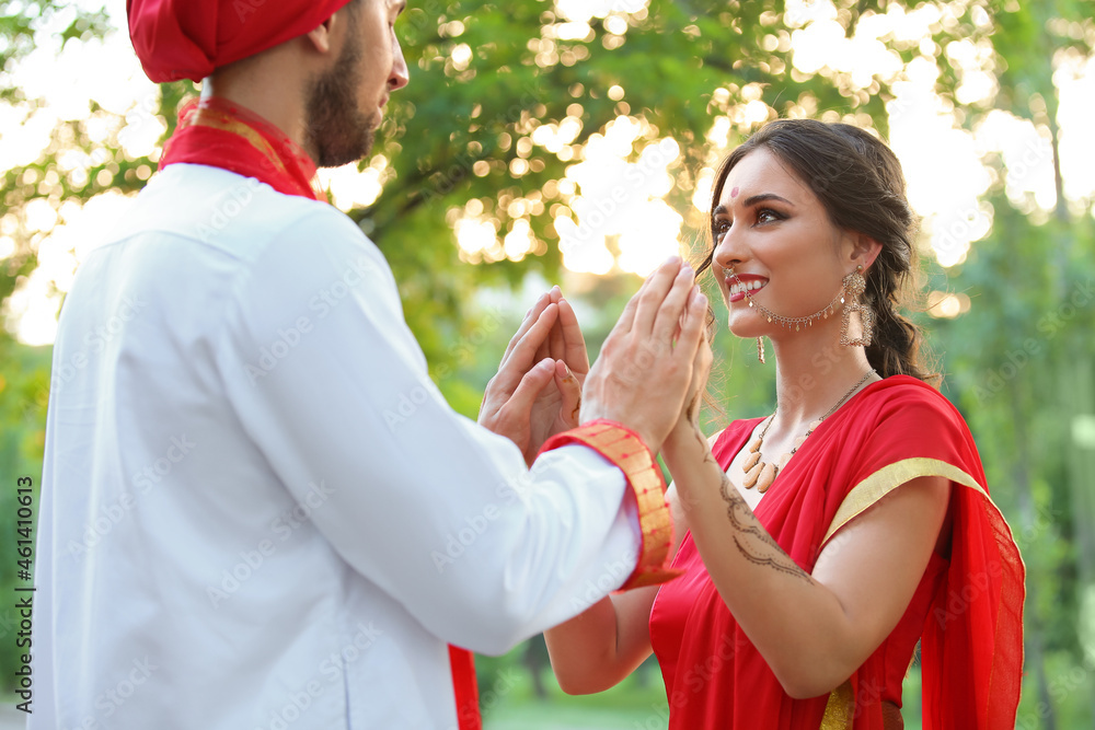 Obraz premium Beautiful Indian wedding couple on summer day