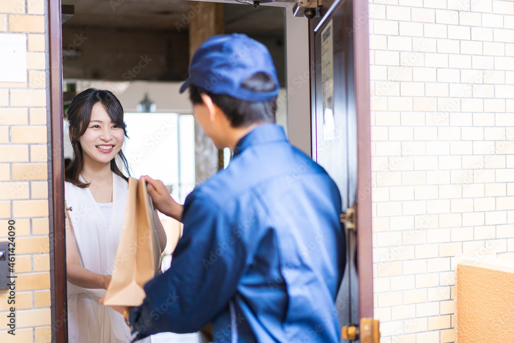 フードデリバリーを受け取る若い女性 フードデリバリーを受け取る若い女性