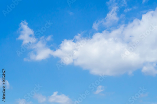 ふわふわの雲が浮かぶ澄んだ青い空