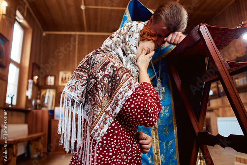 Tableau sur toile a woman repents of her sins, confessions with a priest in an Orthodox church