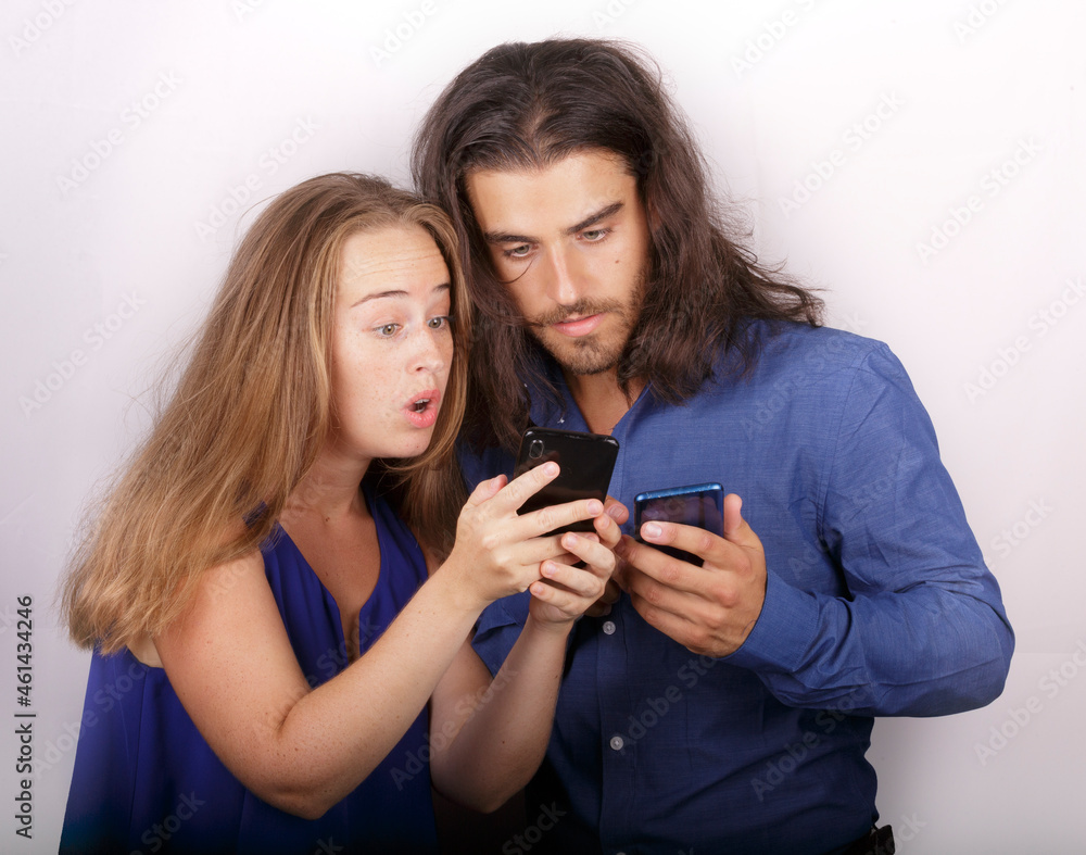 Hombre y mujer compartiendo mensajes en sus teléfonos móviles, con cara expresiva sobre fondo blanco
Hombre y mujer compartiendo mensajes en sus teléfonos móviles, con cara expresiva sobre fondo blanco
