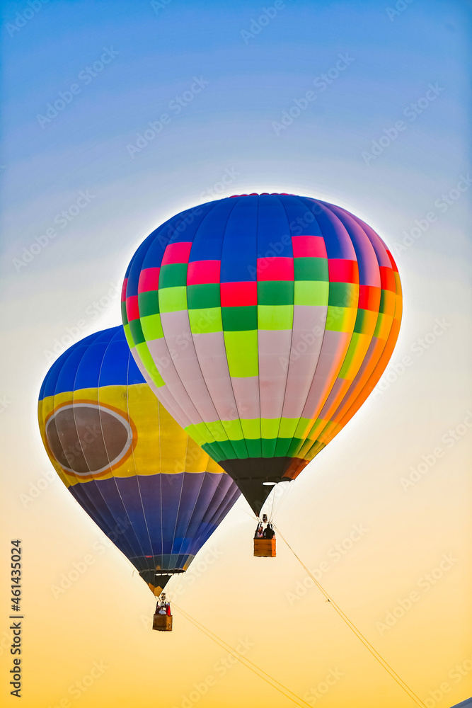 Naklejka premium balloon, air, hot air balloon, sky, hot, flying, flight, colorful, basket, fly, color, adventure, transportation, hot air, balloons, fun, float, sport, ballooning, travel, recreation, yellow, floating