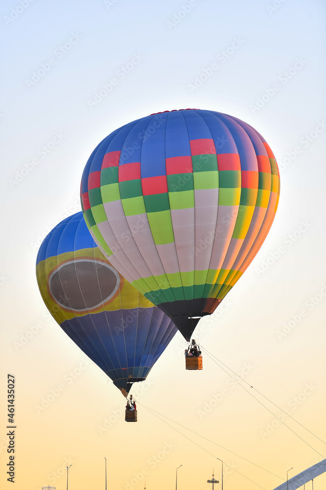 Naklejka premium balloon, air, hot air balloon, sky, hot, flying, flight, colorful, basket, fly, color, adventure, transportation, hot air, balloons, fun, float, sport, ballooning, travel, recreation, yellow, floating