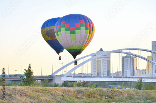 balloon, air, hot, sky, hot air balloon, flight, flying, balloons, travel, fly, colorful, basket, sport, transportation, landscape, adventure, summer, fun, clouds, cloud, color, water, people, balloon