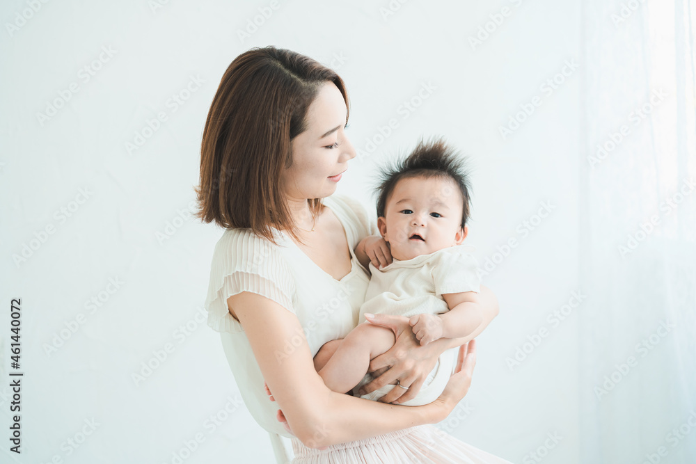 赤ちゃんを抱きかかえるお母さん