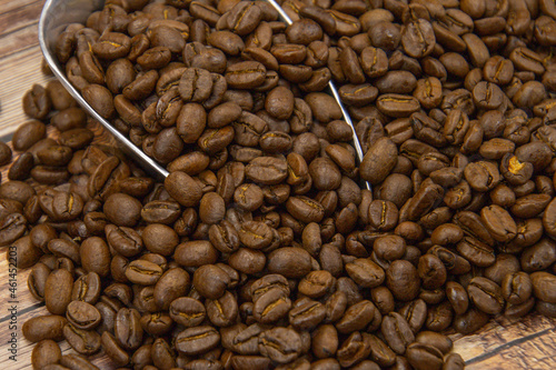 tas de grains de caf   sur une table