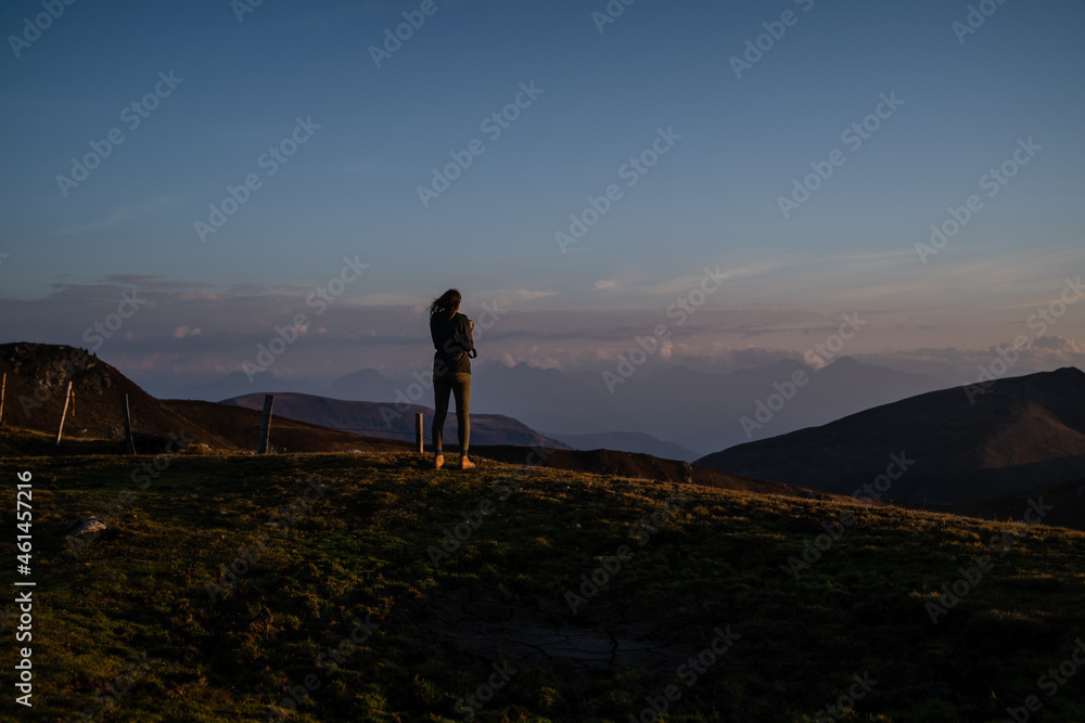 Junge Frau fotografiert nach Wanderung bei Sonnenaufgang am Berg in Salzburg Österreich