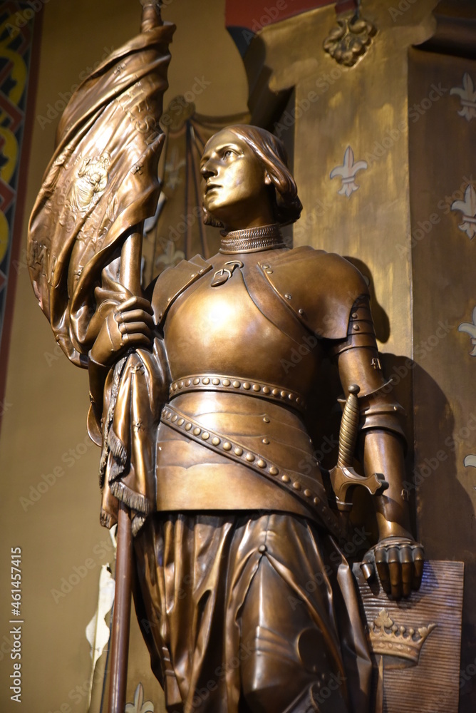 Statue de sainte Jeanne-d'Arc de l'église Sainte-Cécile à Paris, France Statue de sainte Jeanne-d'Arc de l'église Sainte-Cécile à Paris, France