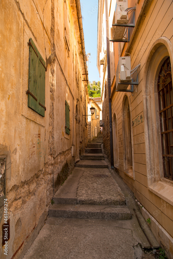 Obraz premium Narrow street of the old city, the ancient cities of Europe.