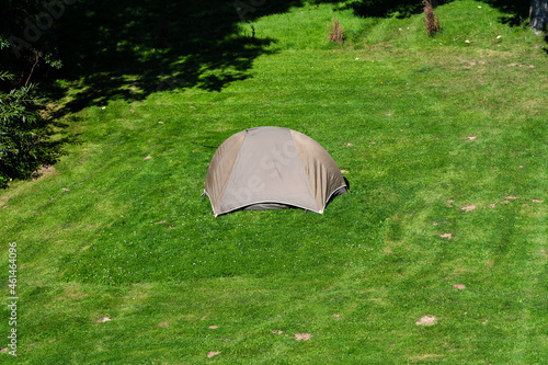 Einsames Zelt auf einer gr  nen Wiese