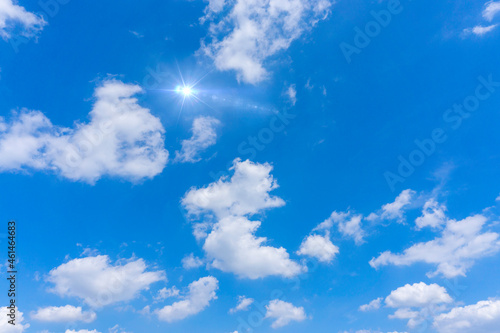 Fototapeta Naklejka Na Ścianę i Meble -  太陽と青空と雲の背景素材_m_12