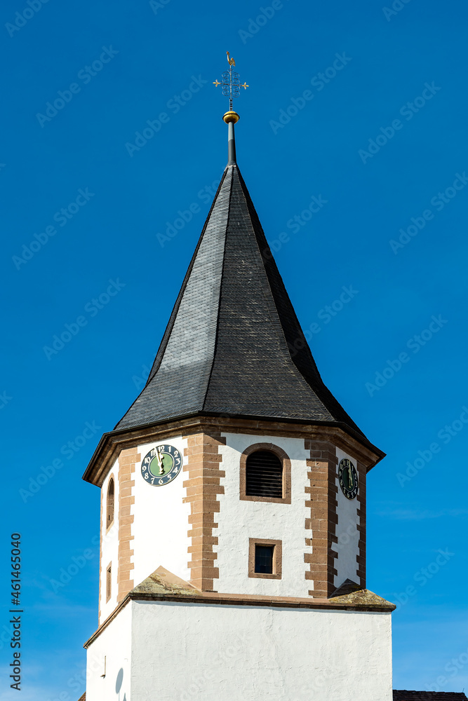 Kirchturm der evangelischen Marienkirche in Botenheim, einem Stadtteil der Heuss-Stadt Brackenheim im Landkreis Heilbronn im nördlichen Baden-Württemberg mit blauem Himmel.