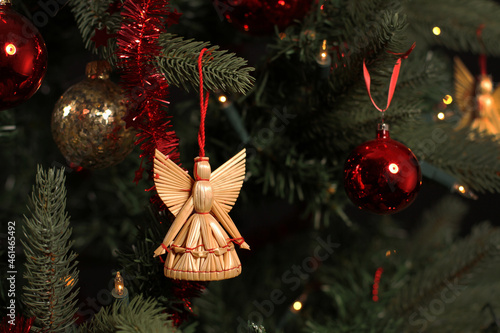 Strohengel am Weihnachtsbaum