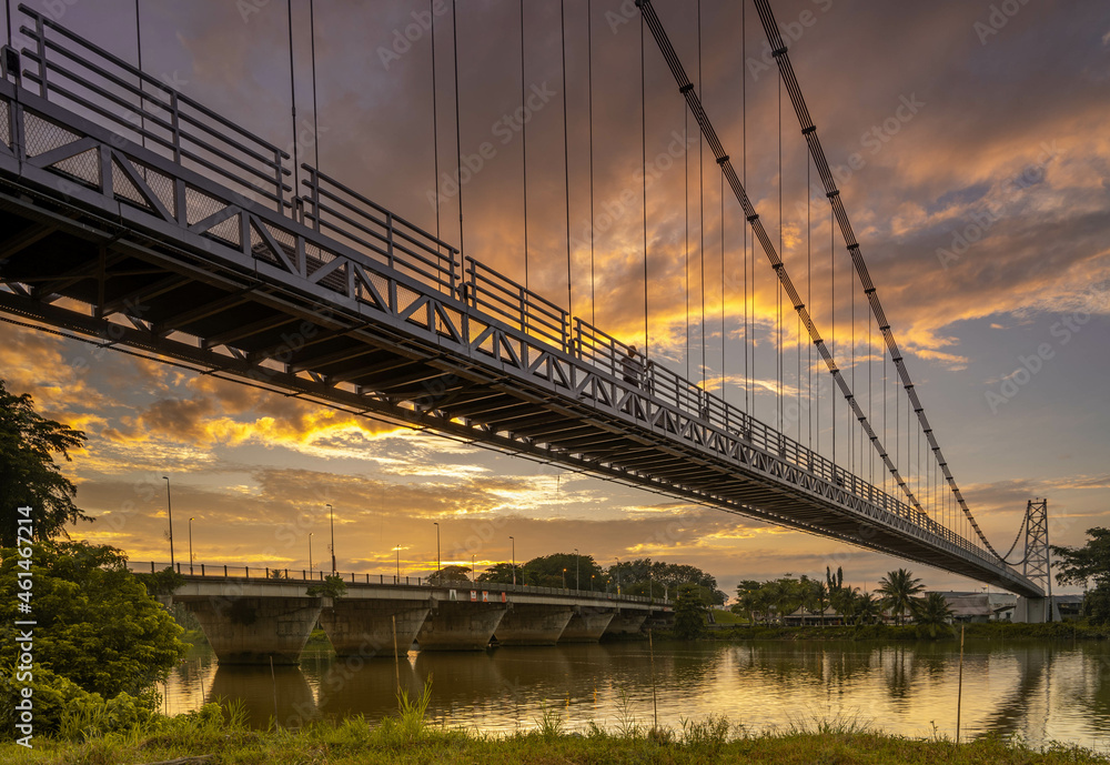 Obraz premium Satok Bridge or Jambatan Satok was a famous suspension bridge in Kuching city, Sarawak, Malaysia.