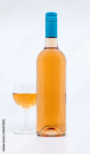 Bouteille de vin fond blanc et verre