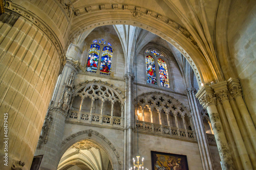 Arquitectura interior y vidrieras de color en la catedral gótica siglo XIII de Burgos, España