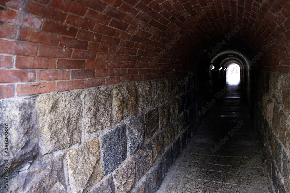 Obraz premium 人が通る狭いトンネル A narrow tunnel through which people pass