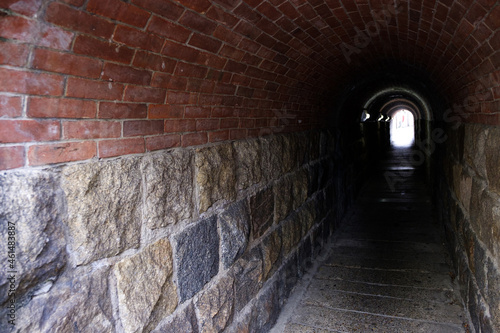 人が通る狭いトンネル A narrow tunnel through which people pass
