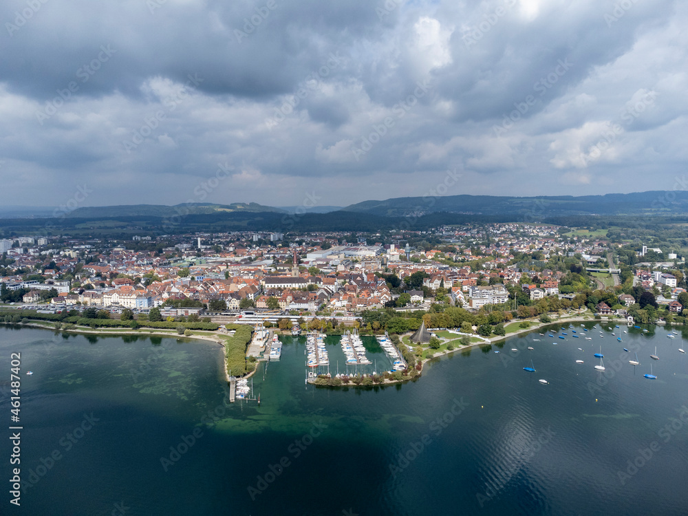 Die Stadt Radolfzell am Bodensee mit Yachthafen und Seepromenade