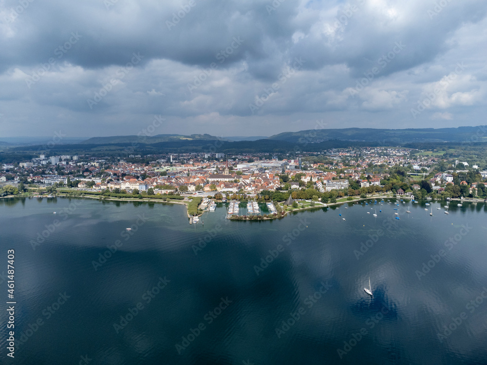 Die Stadt Radolfzell am Bodensee mit Yachthafen und Seepromenade