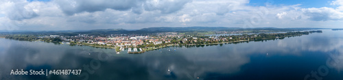 Die Stadt Radolfzell am Bodensee, rechts die Halbinsel Mettnau