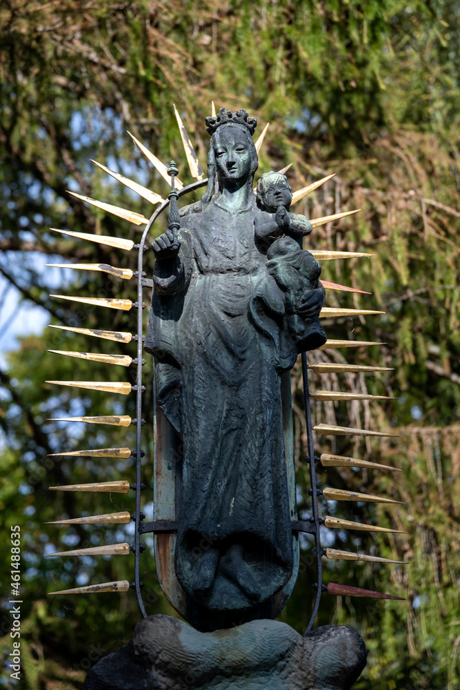 Marienstatue in der Altstadt von Überlingen am Bodensee Marienstatue in der Altstadt von Überlingen am Bodensee