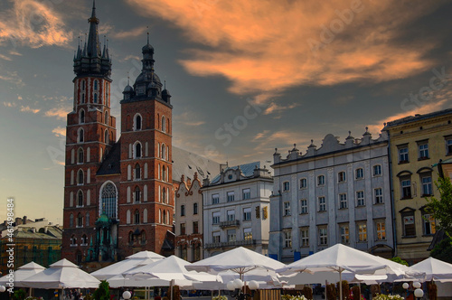 Basílica de Santa María en la plaza del Mercado de Cracovia photo