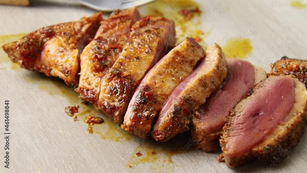 magret de canard tranché sur une planche à découper magret de canard tranché sur une planche à découper