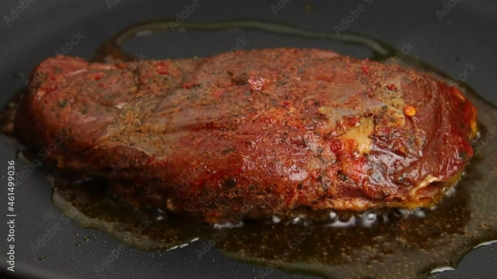 magret de canard cuisant dans une poêle magret de canard cuisant dans une poêle