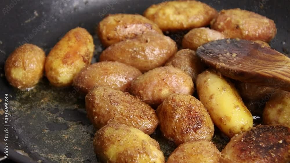 pommes de terre grenaille cuisant dans une poêle pommes de terre grenaille cuisant dans une poêle